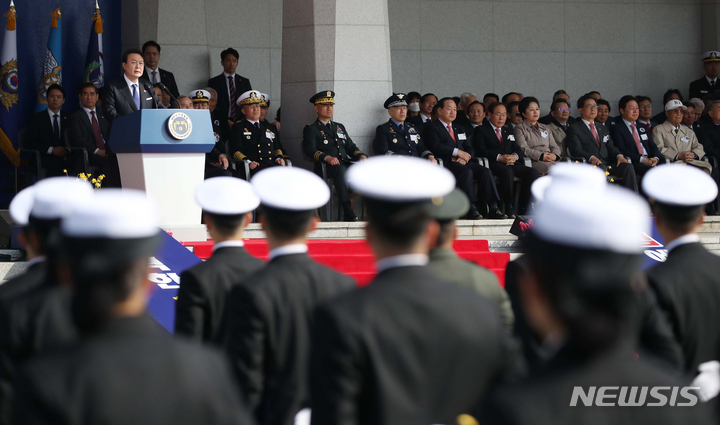 [창원=뉴시스] 전신 기자 = 윤석열 대통령이 10일 경남 창원 진해구 해군사관학교에서 열린 제77기 졸업 및 임관식에서 축사하고 있다. 2023.03.10. photo1006@newsis.com