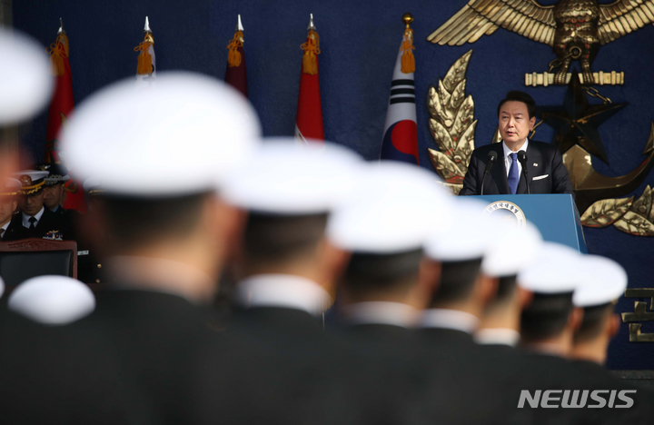 [창원=뉴시스] 전신 기자 = 윤석열 대통령이 10일 경남 창원 진해구 해군사관학교에서 열린 제77기 졸업 및 임관식에서 축사하고 있다. 2023.03.10. photo1006@newsis.com