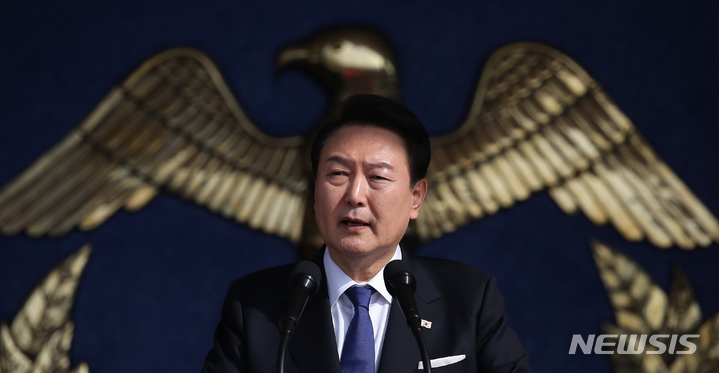 [창원=뉴시스] 전신 기자 = 윤석열 대통령이 10일 경남 창원 진해구 해군사관학교에서 열린 제77기 졸업 및 임관식에서 축사하고 있다. 2023.03.10. photo1006@newsis.com