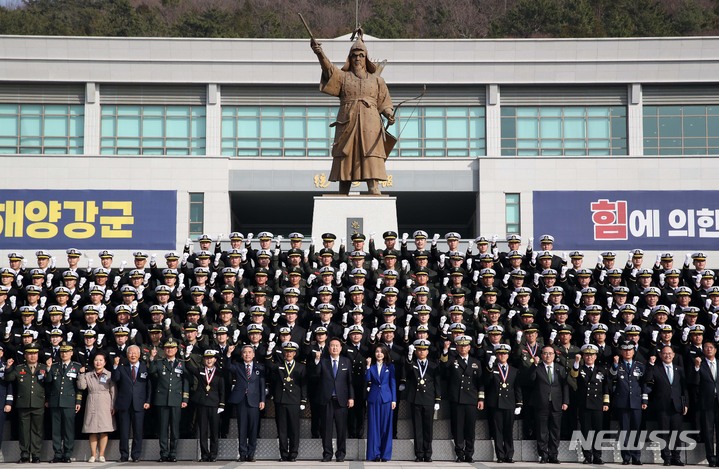 [창원=뉴시스] 전신 기자 = 윤석열 대통령과 부인 김건희 여사가 10일 경남 창원 진해구 해군사관학교에서 열린 제77기 졸업 및 임관식에서 신임 장교들과 기념촬영하고 있다. 2023.03.10. photo1006@newsis.com