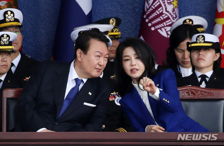 [창원=뉴시스] 전신 기자 = 윤석열 대통령과 부인 김건희 여사가 10일 경남 창원 진해구 해군사관학교에서 열린 제77기 졸업 및 임관식에서 대화하고 있다. 2023.03.10. photo1006@newsis.com