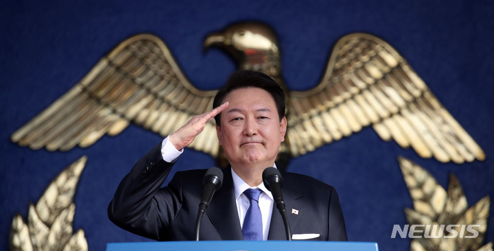 [창원=뉴시스] 전신 기자 = 윤석열 대통령이 10일 경남 창원 진해구 해군사관학교에서 열린 제77기 졸업 및 임관식에서 신임 장교들의 경례에 거수경례로 답하고 있다. 2023.03.10. photo1006@newsis.com