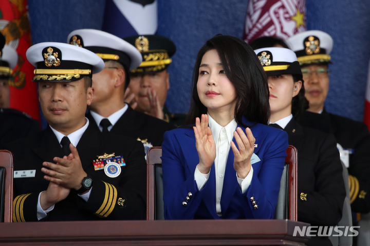 [창원=뉴시스] 전신 기자 = 윤석열 대통령 부인 김건희 여사가 10일 경남 창원 진해구 해군사관학교에서 열린 제77기 졸업 및 임관식에서 윤석열 대통령의 축사에 박수치고 있다. 2023.03.10. photo1006@newsis.com
