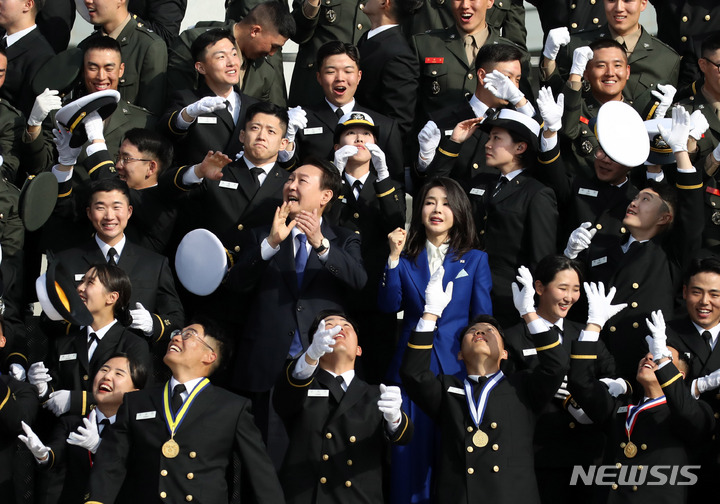 [창원=뉴시스] 전신 기자 = 윤석열 대통령과 부인 김건희 여사가 10일 경남 창원 진해구 해군사관학교에서 열린 제77기 졸업 및 임관식에서 신임 장교들과 기념촬영하고 있다. 2023.03.10. photo1006@newsis.com