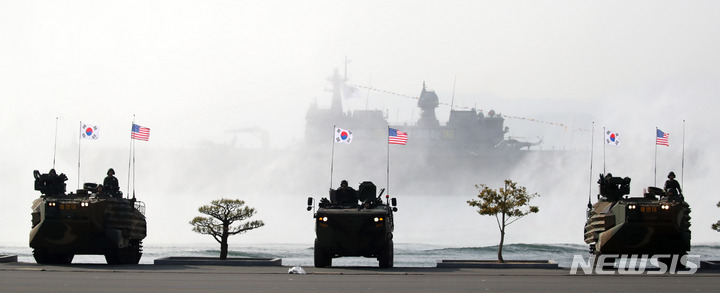 [창원=뉴시스] 전신 기자 = 10일 경남 창원 진해구 해군사관학교에서 열린 제77기 졸업 및 임관식에서 한미 해병대원이 함께 탑승한 상륙돌격장갑차와 차륜형장갑차의 상륙작전 시연이 펼쳐지고 있다. 2023.03.10. photo1006@newsis.com