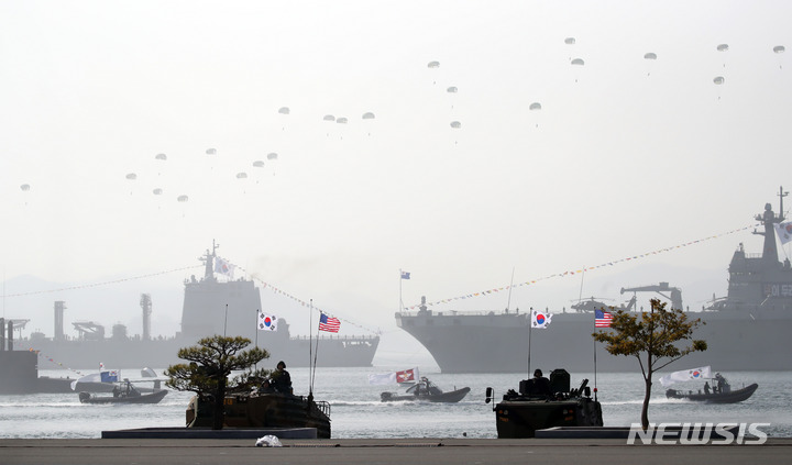 [창원=뉴시스] 전신 기자 = 10일 경남 창원 진해구 해군사관학교에서 열린 제77기 졸업 및 임관식에서 고속단정 해상사열이 진행되고 있다. 2023.03.10. photo1006@newsis.com
