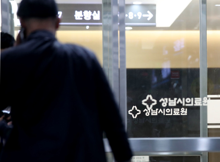 [성남=뉴시스] 조수정 기자 = 10일 더불어민주당 이재명 대표의 경기도지사 시절 초대 비서실장 전모씨의 시신이 안치된 경기도 성남시의료원 장례식장 입구. 2023.03.10.chocrystal@newsis.com