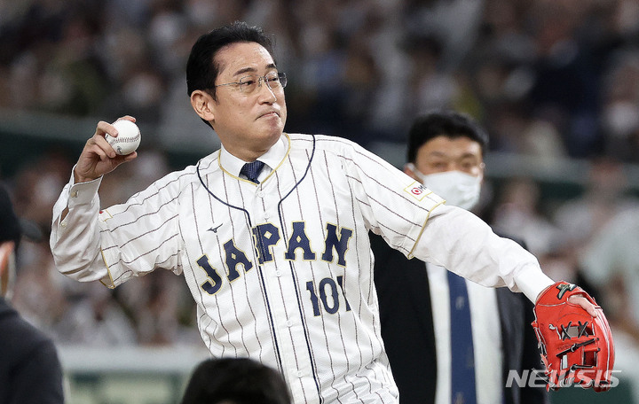 [도쿄=뉴시스] 김선웅 기자 = 10일 일본 도쿄돔에서 열린 월드 베이스볼 클래식(WBC) 2023 B조 일본과 대한민국의 경기, 기시다 후미오 일본 총리가 시구를 하고 있다. 2023.03.10. mangusta@newsis.com