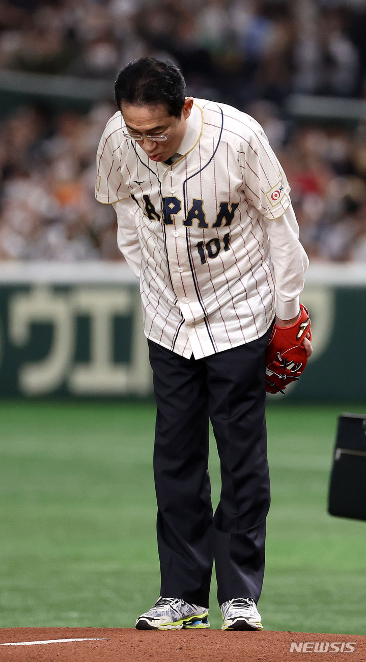 [도쿄=뉴시스] 김선웅 기자 = 10일 일본 도쿄돔에서 열린 월드 베이스볼 클래식(WBC) 2023 B조 일본과 대한민국의 경기, 기시다 후미오 일본 총리가 시구를 하기 위해 그라운드에 올라 인사를 하고 있다. 2023.03.10. mangusta@newsis.com