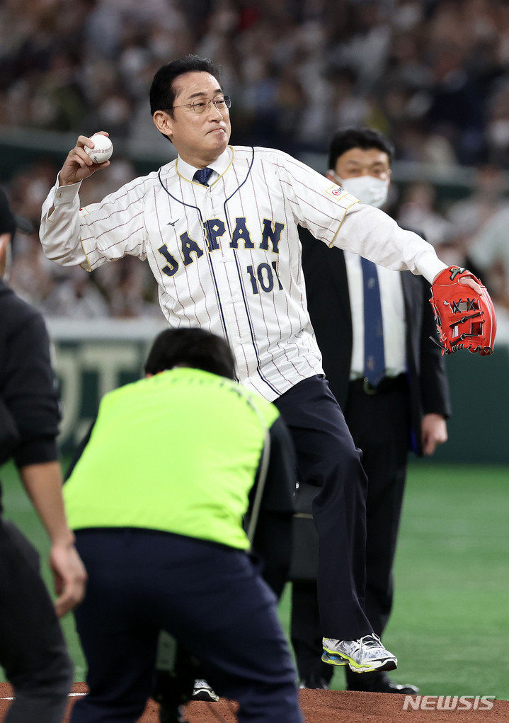 [도쿄=뉴시스] 김선웅 기자 = 10일 일본 도쿄돔에서 열린 월드 베이스볼 클래식(WBC) 2023 B조 일본과 대한민국의 경기, 기시다 후미오 일본 총리가 시구를 하고 있다. 2023.03.10. mangusta@newsis.com
