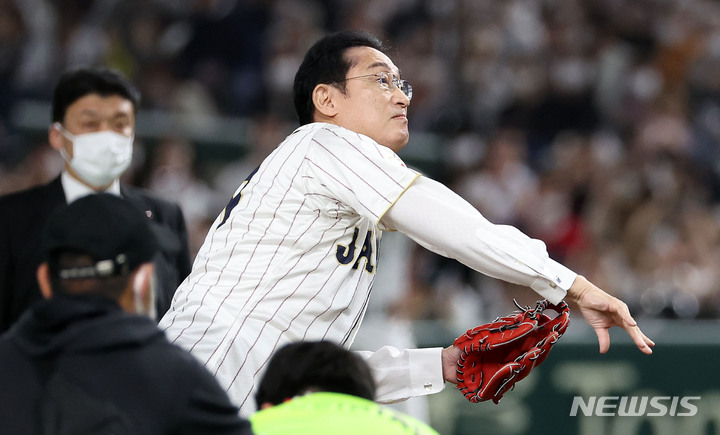 [도쿄=뉴시스] 김선웅 기자 = 10일 일본 도쿄돔에서 열린 월드 베이스볼 클래식(WBC) 2023 B조 일본과 대한민국의 경기, 기시다 후미오 일본 총리가 시구를 하고 있다. 2023.03.10. mangusta@newsis.com