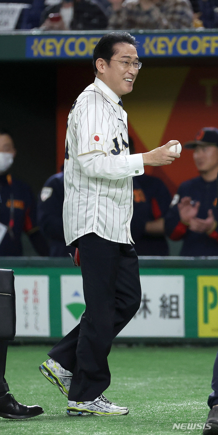 [도쿄=뉴시스] 김선웅 기자 = 10일 일본 도쿄돔에서 열린 월드 베이스볼 클래식(WBC) 2023 B조 일본과 대한민국의 경기, 기시다 후미오 일본 총리가 시구를 마친 뒤 이동하고 있다. 2023.03.10. mangusta@newsis.com
