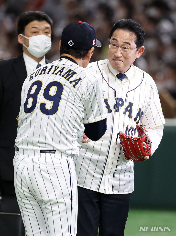 [도쿄=뉴시스] 김선웅 기자 = 10일 일본 도쿄돔에서 열린 월드 베이스볼 클래식(WBC) 2023 B조 일본과 대한민국의 경기, 기시다 후미오 일본 총리가 시구를 마친 뒤 구리야마 감독과 인사를 나누고 있다. 2023.03.10. mangusta@newsis.com