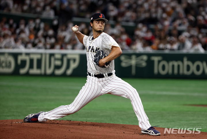 [도쿄=뉴시스] 김선웅 기자 = 10일 일본 도쿄돔에서 열린 월드 베이스볼 클래식(WBC) 2023 B조 일본과 대한민국의 경기, 1회초 일본 선발투수 다르빗슈가 역투하고 있다. 2023.03.10. mangusta@newsis.com