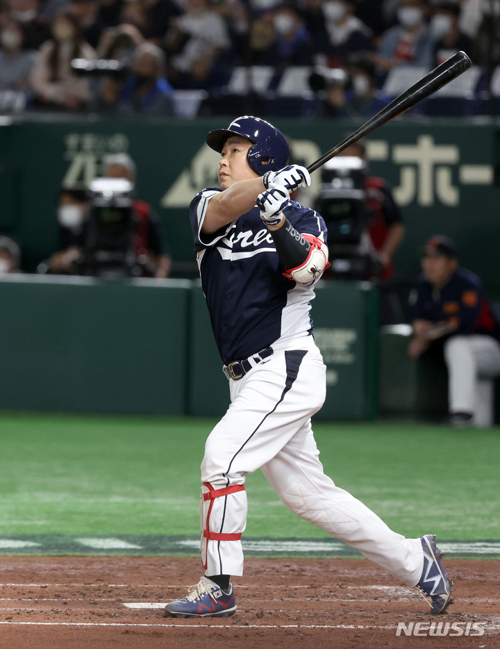 [도쿄=뉴시스] 김선웅 기자 = 10일 일본 도쿄돔에서 열린 월드 베이스볼 클래식(WBC) 2023 B조 일본과 대한민국의 경기, 3회초 주자 2루 상황 양의지가 좌월 2점 홈런을 날리고 있다. 2023.03.10. mangusta@newsis.com