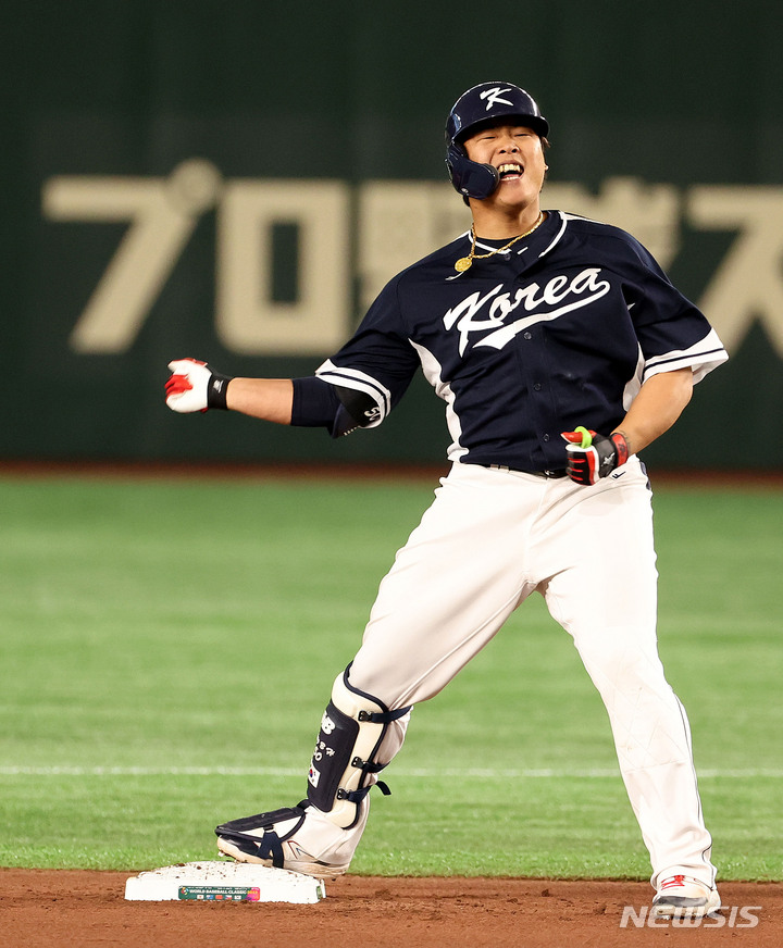 [도쿄=뉴시스] 김선웅 기자 = 10일 일본 도쿄돔에서 열린 월드 베이스볼 클래식(WBC) 2023 B조 일본과 대한민국의 경기, 3회초 무사 주자없는 상황 7번타자 강백호가 좌중간 2루타를 날린 뒤 2루 베이스에서 세레머니를 하고 있다. 2023.03.10. mangusta@newsis.com