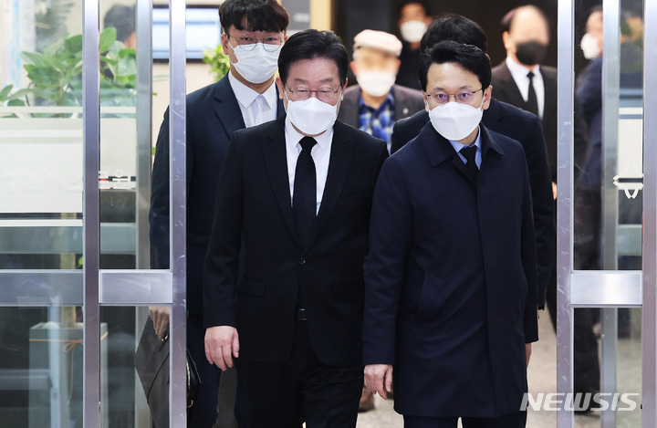 [성남=뉴시스] 추상철 기자 = 이재명 더불어민주당 대표가 지난 10일 오후 경기 성남시의료원에 마련된 이 당 대표의 경기지사 시절 초대 비서실장인 고 전형수 씨의 빈소를 찾아 조문후 장례식장을 나서고 있다. (공동취재사진) 2023.03.10. photo@newsis.com