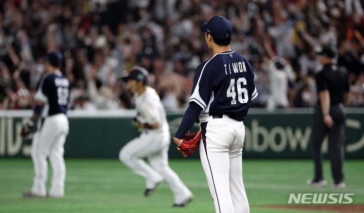 [도쿄=뉴시스] 김선웅 기자 = 10일 일본 도쿄돔에서 열린 월드 베이스볼 클래식(WBC) 2023 B조 일본과 대한민국의 경기, 5회말 원태인이 일본 곤도에게 솔로 홈런을 허용한 후 아쉬워하고 있다. 2023.03.10. mangusta@newsis.com