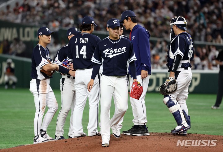 [도쿄=뉴시스] 김선웅 기자 = 10일 일본 도쿄돔에서 열린 월드 베이스볼 클래식(WBC) 2023 B조 일본과 대한민국의 경기, 5회말 원태인이 일본 곤도에게 솔로 홈런을 허용한 뒤 교체돼 마운드에서 내려가고 있다. 2023.03.10. mangusta@newsis.com