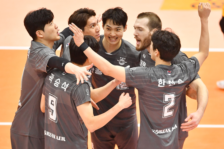 [서울=뉴시스] 고승민 기자 = 10일 의정부체육관에서 열린 2022-2023 V리그 KB손해보험과 대한항공 경기. 3년 연속 정규리그 1위를 차지한 대한항공 선수들이 기뻐하고 있다. (사진=KOVO 제공) 2023.03.11. photo@newsis.com *재판매 및 DB 금지