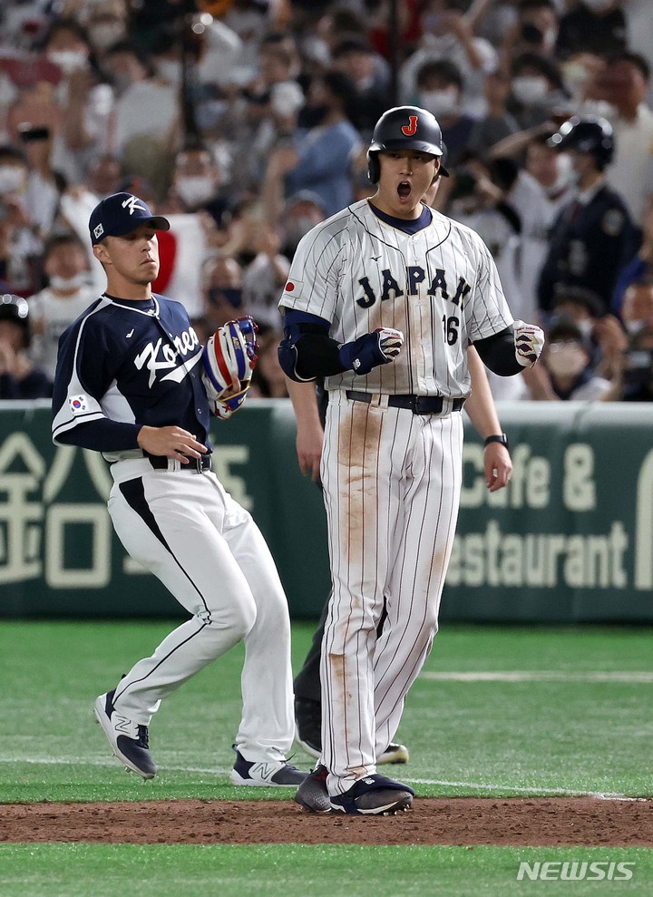 [도쿄=뉴시스] 김선웅 기자 = 10일 일본 도쿄돔에서 열린 월드 베이스볼 클래식(WBC) 2023 B조 일본과 대한민국의 경기, 6회말 오타니가 우익수 앞 1루타를 친 후 포효하고 있다. 2023.03.10. mangusta@newsis.com
