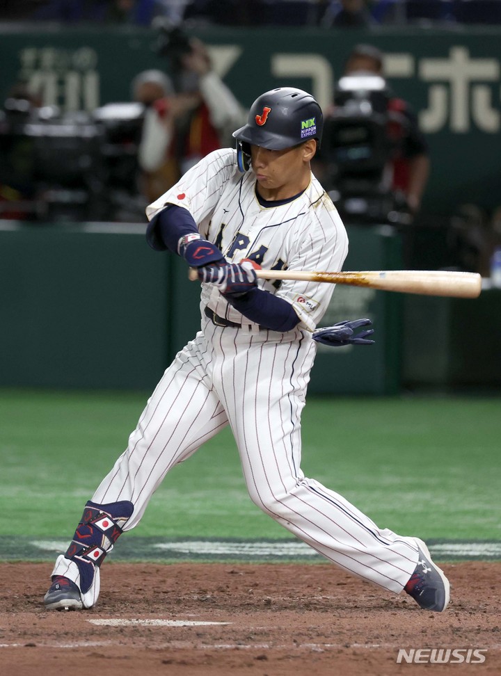 [도쿄=뉴시스] 김선웅 기자 = 10일 일본 도쿄돔에서 열린 월드 베이스볼 클래식(WBC) 2023 B조 일본과 대한민국의 경기, 6회말 일본 요시다가 타격을 하고 있다. 2023.03.10. mangusta@newsis.com