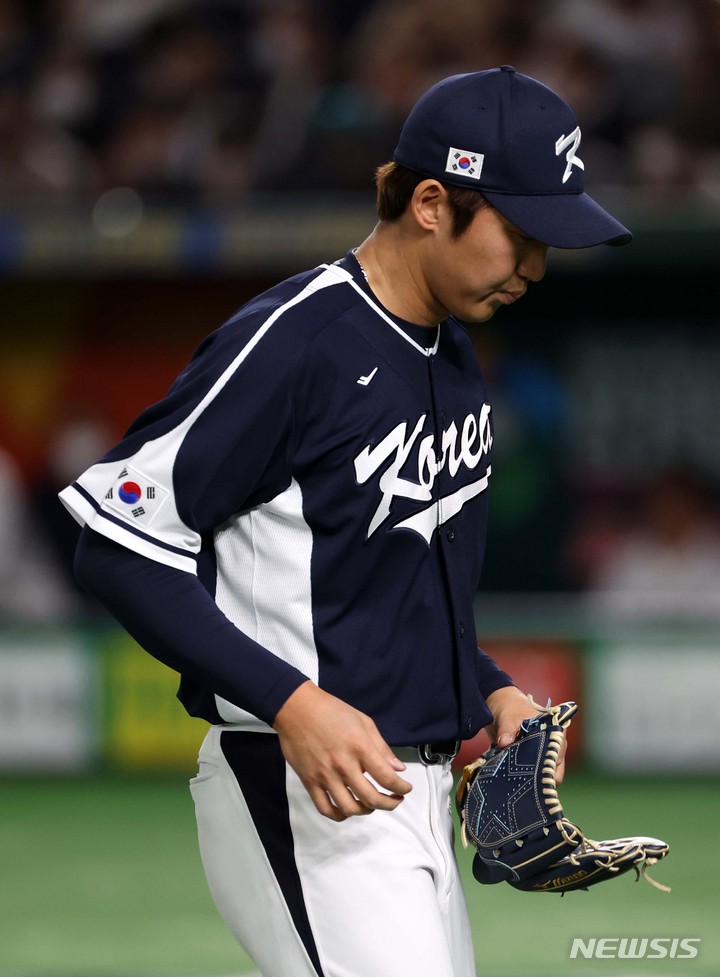 [도쿄=뉴시스] 김선웅 기자 = 10일 일본 도쿄돔에서 열린 월드 베이스볼 클래식(WBC) 2023 B조 일본과 대한민국의 경기, 7회말 교체투수 구창모가 강판되고 있다. 2023.03.10. mangusta@newsis.com