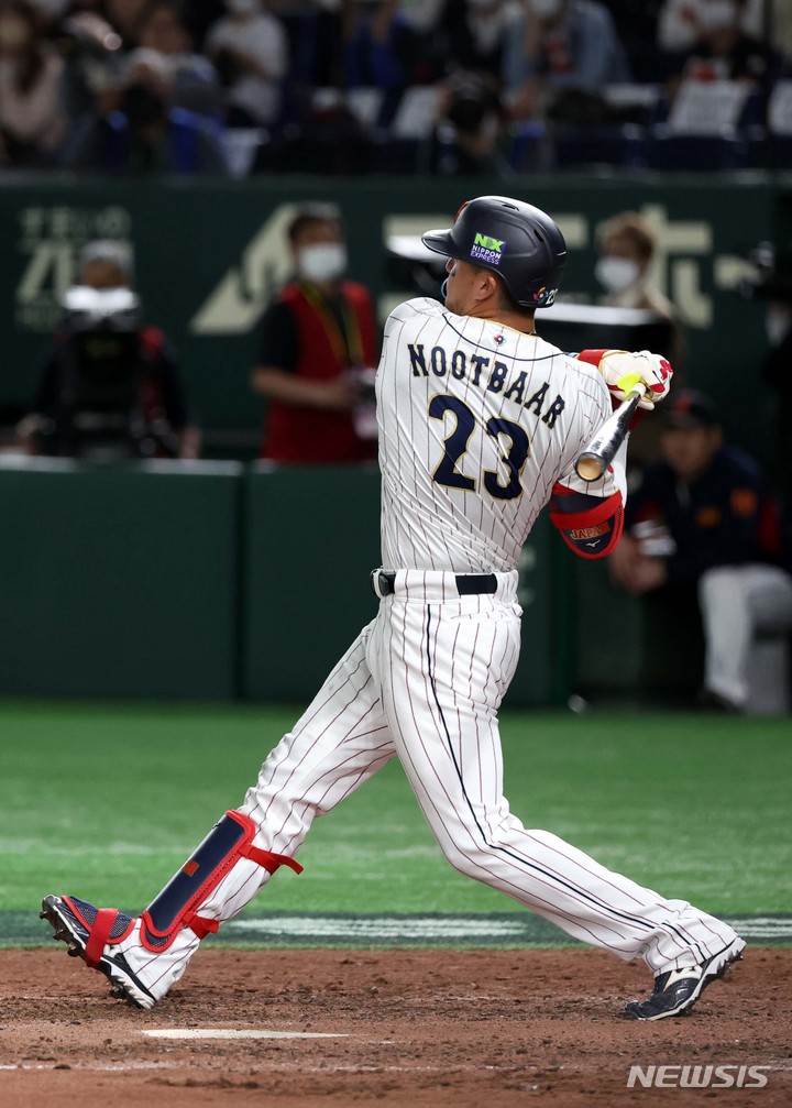 [도쿄=뉴시스] 김선웅 기자 = 10일 일본 도쿄돔에서 열린 월드 베이스볼 클래식(WBC) 2023 B조 일본과 대한민국의 경기, 일본 라스 눗바가 타격을 하고 있다. 2023.03.10. mangusta@newsis.com