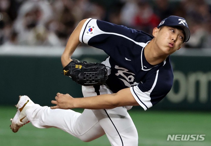 [도쿄=뉴시스] 김선웅 기자 = 10일 일본 도쿄돔에서 열린 월드 베이스볼 클래식(WBC) 2023 B조 일본과 대한민국의 경기, 7회말 이의리가 역투하고 있다. 2023.03.10. mangusta@newsis.com