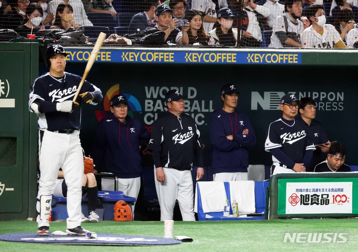 [도쿄=뉴시스] 김선웅 기자 = 10일 일본 도쿄돔에서 열린 월드 베이스볼 클래식(WBC) 2023 B조 일본과 대한민국의 경기, 이강철 감독과 선수들이 4:13으로 뒤지고 있는 상황, 덕아웃에서 심각한 표정으로 경기를 지켜보고 있다. 2023.03.10. mangusta@newsis.com