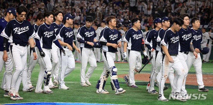 [도쿄=뉴시스] 김선웅 기자 = 10일 일본 도쿄돔에서 열린 월드 베이스볼 클래식(WBC) 2023 B조 일본과 대한민국의 경기, 4:13으로 일본에 패배한 대표팀 선수들이 덕아웃으로 향하고 있다. 2023.03.10. mangusta@newsis.com