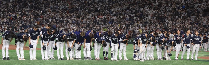 [도쿄=뉴시스] 김선웅 기자 = 10일 일본 도쿄돔에서 열린 월드 베이스볼 클래식(WBC) 2023 B조 일본과 대한민국의 경기, 4:13으로 일본에 패배한 대표팀 선수들이 고개숙여 인사를 하고 있다. 2023.03.10. mangusta@newsis.com