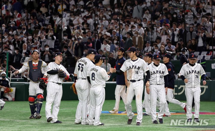 [도쿄=뉴시스] 김선웅 기자 = 10일 일본 도쿄돔에서 열린 월드 베이스볼 클래식(WBC) 2023 B조 일본과 대한민국의 경기, 13:4로 승리한 일본 야구대표팀 선수들이 기뻐하고 있다. 2023.03.10. mangusta@newsis.com