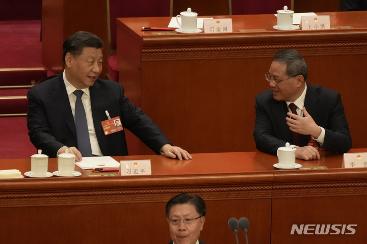 [베이징=AP/뉴시스]&nbsp; 리창 신임 총리가 지난 17일 국무원(내각) 전원이 참석한 첫 회의에서 “정부는 당 결정의 충실한 이행자”라는 입장을 밝혔다. 사진은 지난 11일 전인대 회의에서 담소하는 시진핑 국가주석과 리창 총리의 모습. 2023.03.11