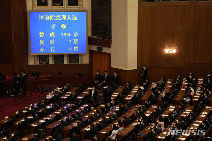 [베이징=AP/뉴시스] 11일 중국 베이징 인민대회당에서 전국인민대표대회(전인대) 총리인선안 투표가 진행되는 가운데 투표 결과가 전광판에 표시돼 있다. 리창 상무위원은 이날 찬성 2936표, 반대 3표, 기권 8표로 총리에 선출됐다. 2023.03.11