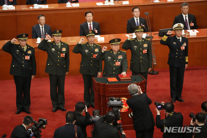 [베이징=AP/뉴시스] 11일 중국 베이징 인민대회당에서 국가 중앙군사위원회(중앙군사위) 부주석으로 선출된 장유사(앞줄)와 중앙군사위 구성원들이 선서를 하고 있다. 시 주석 측근으로 알려진 장유샤와 허웨이둥(뒷줄 가운데)은 이날 국가 중앙군사위 부주석으로 선출됐다. 2023.03.11 