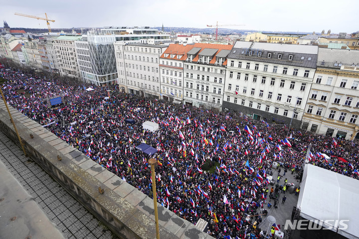 [프라하=AP/뉴시스] 체코공화국 시민들이 3월11일 수도 프라하 시내의 벤체슬라 광장에 집결해 인프레이션과 우크라이나 전쟁 지원에 반대하는 대규모 시위를 벌였다. 