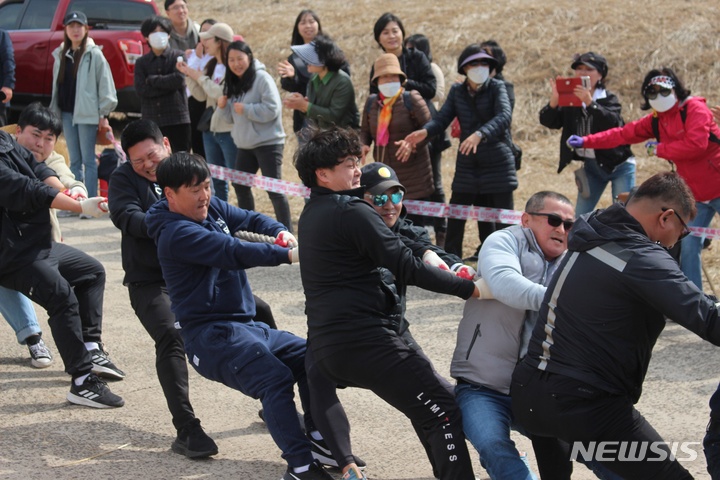 [제주=뉴시스] 양영전 기자 = 11일 오전 2023 제주들불축제가 열리고 있는 제주시 애월읍 봉성리 새별오름에서 '읍면동 줄다리기 대회'가 진행되고 있다. 2023.03.11. 0jeoni@newsis.com 