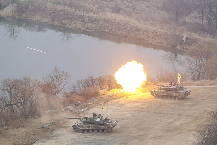[양평=뉴시스] 지난 9일 양평 종합훈련장에서 실시된 제11기동사단 제병협동 전투사격훈련 간 K2 전차가 표적을 향해 사격을 하고 있다. (사진=육군) 2023.03.12. photo@newsis.com *재판매 및 DB 금지