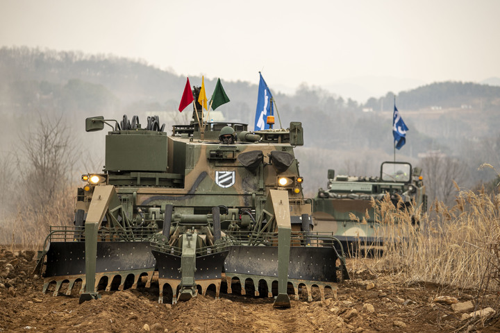 [양평=뉴시스] 지난 9일 양평종합훈련장에서 실시된 제병협동 전투사격훈련 간 기동로 상 지뢰지대 극복을 위해 K600장애물개척전차가 통로를 개설하고 있다. (사진=육군) 2023.03.12. photo@newsis.com *재판매 및 DB 금지