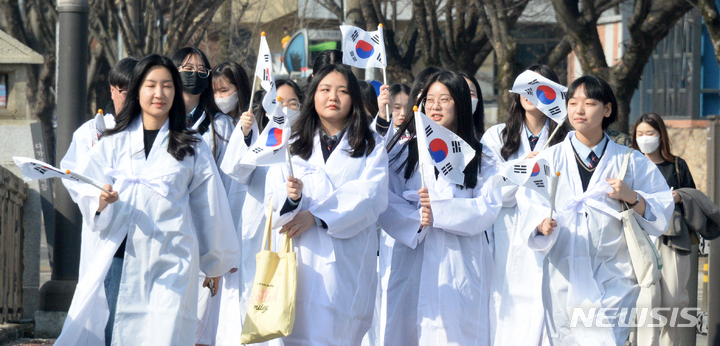 [전주=뉴시스] 김얼 기자 = 전주 3.13 만세운동 재현행사가 열린 11일 전북 전주시 다가교에서 학생들이 독립운동길 역사 투어를 하고 있다. 2023.03.11. pmkeul@nwsis.com