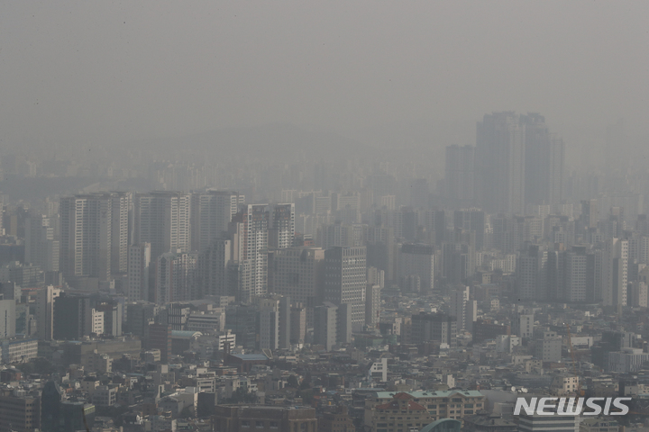 [서울=뉴시스] 서울 시내가 뿌옇게 보이고 있다. (사진=뉴시스 DB). photo@newsis.com