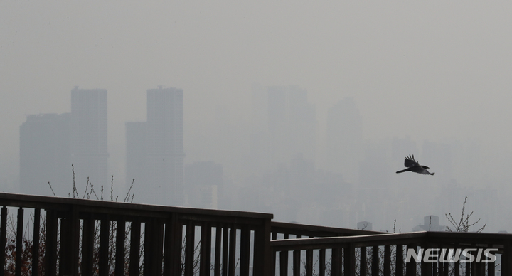 [서울=뉴시스] 김금보 기자 = 미세먼지 농도가 나쁨 수준을 보인 지난 11일 오전 서울 중구 남산에서 바라본 서울 시내가 뿌옇게 보이고 있다. 2023.03.11. kgb@newsis.com