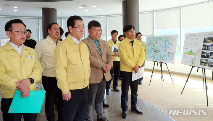 [순천=뉴시스] 이창우 기자=김영록 전남도지사가(왼쪽 두 번째) 11일 오전 순천시 주암면 광천리 주암댐을 방문, 한국수자원공사 김창준 주암댐 지사장으로부터 주암댐 시설과 가뭄현황, 가뭄대책에 대한 설명을 듣고 있다. (사진=전남도 제공) 2023.03.11. photo@newsis.com *재판매 및 DB 금지