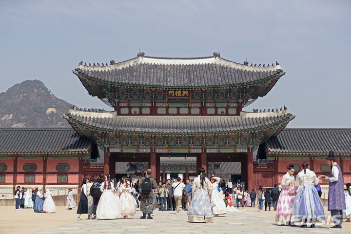 [서울=뉴시스] 김금보 기자 = 포근한 봄 날씨를 보인 11일 오후 서울 종로구 경복궁을 찾은 외국인 관광객들이 나들이하고 있다. 2023.03.11. kgb@newsis.com