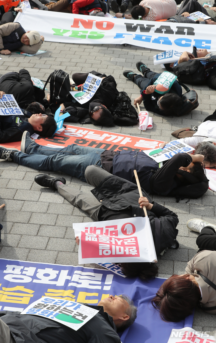 [서울=뉴시스] 김금보 기자 = 진보 단체 회원들이 11일 서울 용산구 전쟁기념관 앞에서 정전70년 한반도 평화행동 주최로 열린 '한미연합군사연습 중단 3.11평화행진' 집회에서 퍼포먼스를 하고 있다. 2023.03.11. kgb@newsis.com