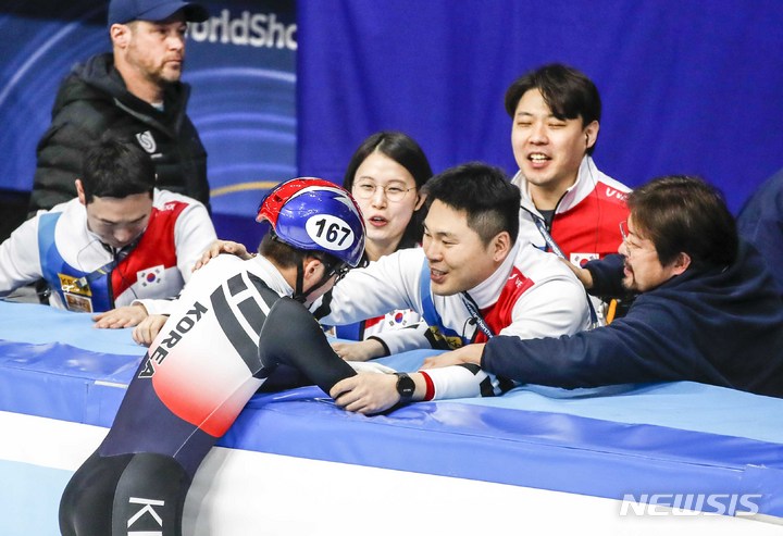 [서울=뉴시스] 정병혁 기자 = 11일 오후 서울 양천구 목동아이스링크에서 열린 2023 KB금융 국제빙상경기연맹(ISU) 세계 쇼트트랙 선수권대회 남자 1500m 결승A, 대한민국 박지원(167)이 금메다를 차지한 뒤 기뻐하고 있다. 2023.03.11. jhope@newsis.com