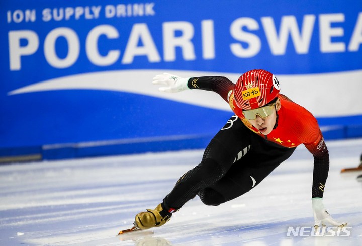 [서울=뉴시스] 정병혁 기자 = 11일 오후 서울 양천구 목동아이스링크에서 열린 2023 KB금융 국제빙상경기연맹(ISU) 세계 쇼트트랙 선수권대회 남자 500m 준결승, 중국 린샤오쥔한국명 임효준, 148) 역주하고 있다. 2023.03.11. jhope@newsis.com