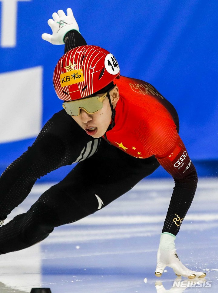[서울=뉴시스] 정병혁 기자 = 11일 오후 서울 양천구 목동아이스링크에서 열린 2023 KB금융 국제빙상경기연맹(ISU) 세계 쇼트트랙 선수권대회 남자 500m 준결승, 중국 린샤오쥔한국명 임효준, 148) 역주하고 있다. 2023.03.11. jhope@newsis.com