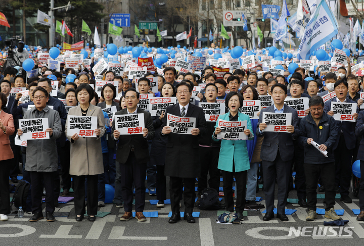 [서울=뉴시스] 고승민 기자 = 더불어민주당 이재명 대표와 박홍근 원내대표가 11일 서울광장 인근에서 한일역사정의평화행동, 더불어민주당 등 주최로 열린 '강제동원 굴욕해법 강행 규탄! 일본의 사죄 촉구! 2차 범국민대회'에서 참석자들과 구호를 외치고 있다. 2023.03.11. kkssmm99@newsis.com